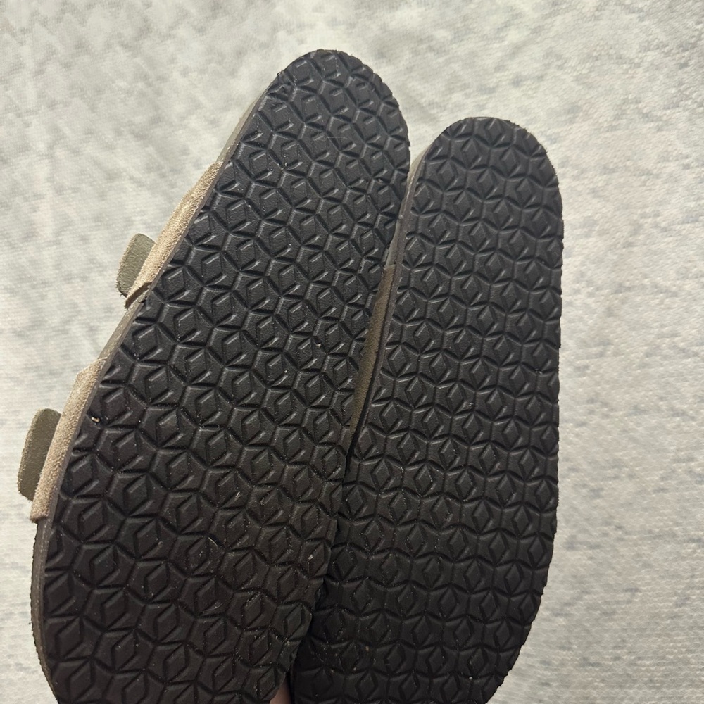 Universal threads Sandles - Picture 2 of 2